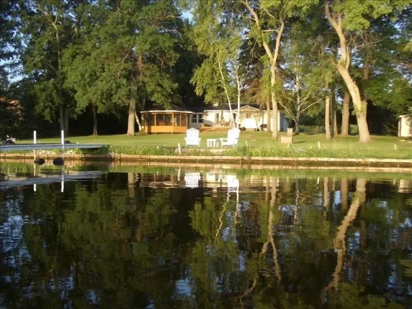 Lakefront Getaway on Beautiful Lake Noquebay - Image 1