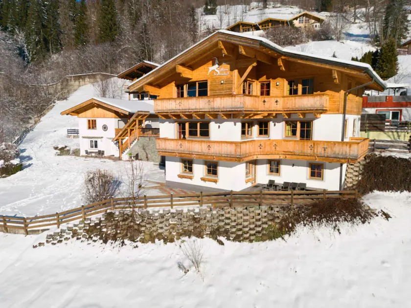 Spacious Apartment in Saalbach-Hinterglemm near Ski Lift - Image 1