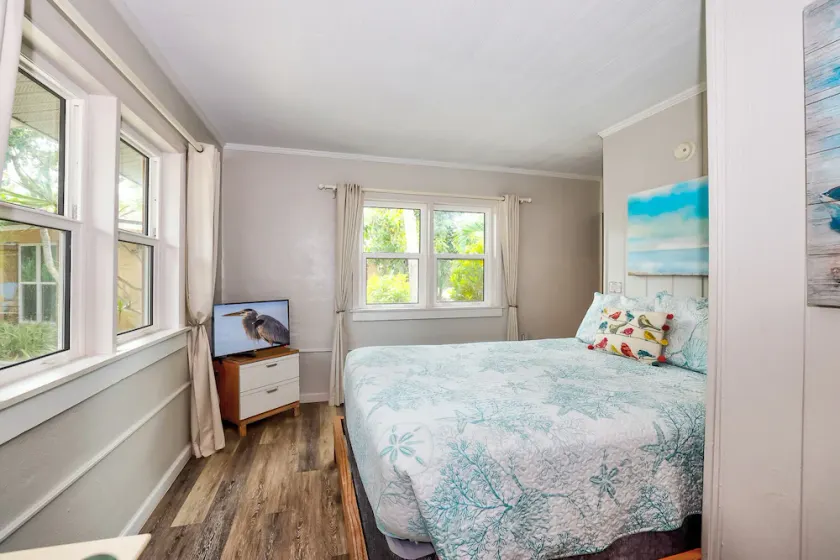 Newly remodeled Parakeet cottage!  Walking distance to beach, restaurants, shops! - Image 1