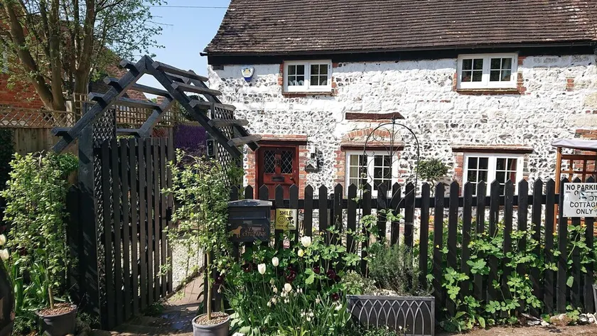 17th Century 2-Bed Sleeps 4 Free Parking - Image 1