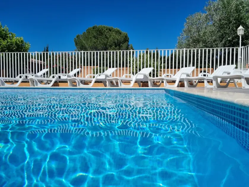 Seasonal rentals of furnished apartments, cottages, apartments, with swimming pool in a quiet location. - Image 1