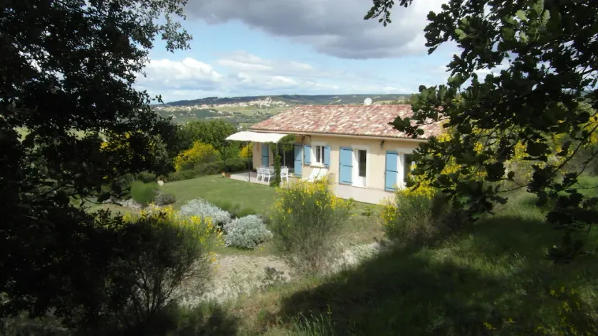Maison sur les collines de Provence avec vue sur vignoble... - Image 1