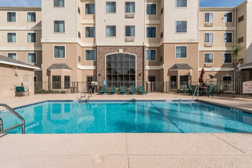 Equipped Studio | Top Location, Gym Access + Pool - Image 1