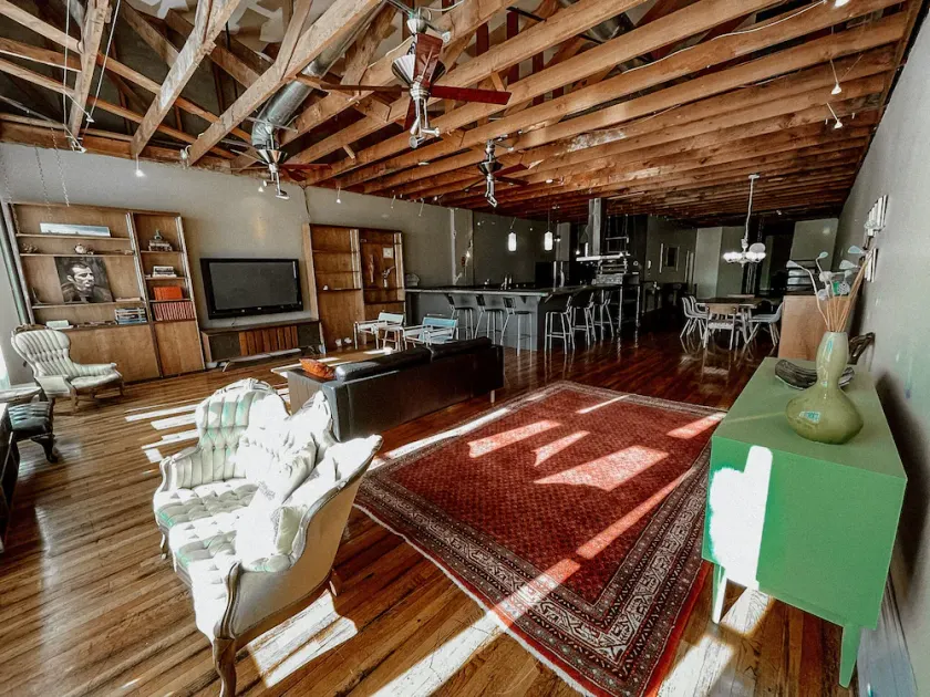 Downtown loft apartment with excellent views, furnishings and location on square - Image 1