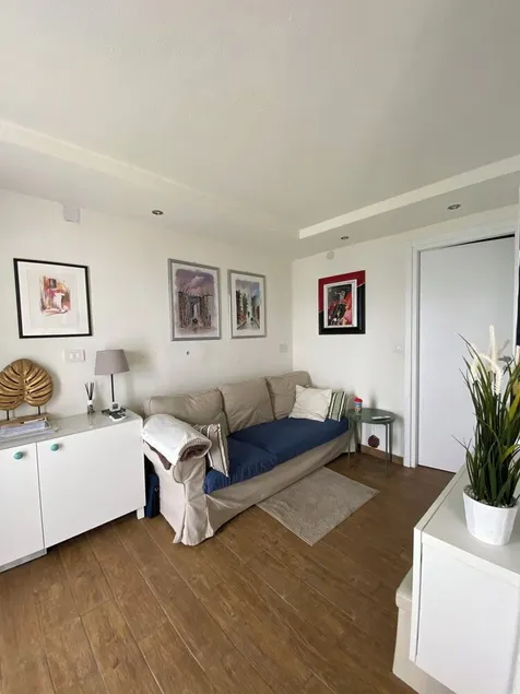 Sunny Apartment with garden and stunning view - Image 1