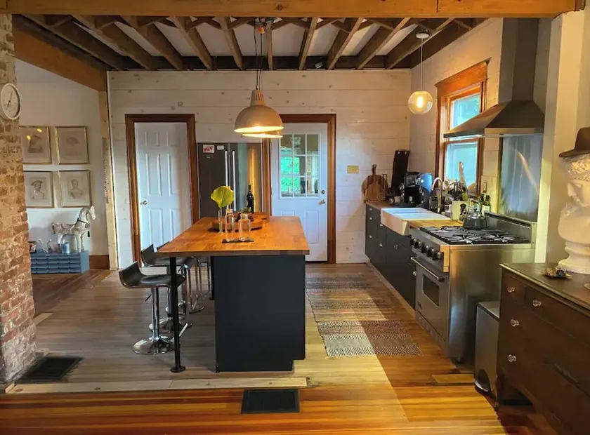 Charming Riverside Retreat Getaway with Scenic Views - Image 1