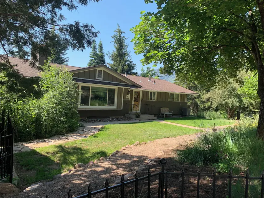Quiet Mountainside home with amazing views just 15 minutes from skiing and town! - Image 1