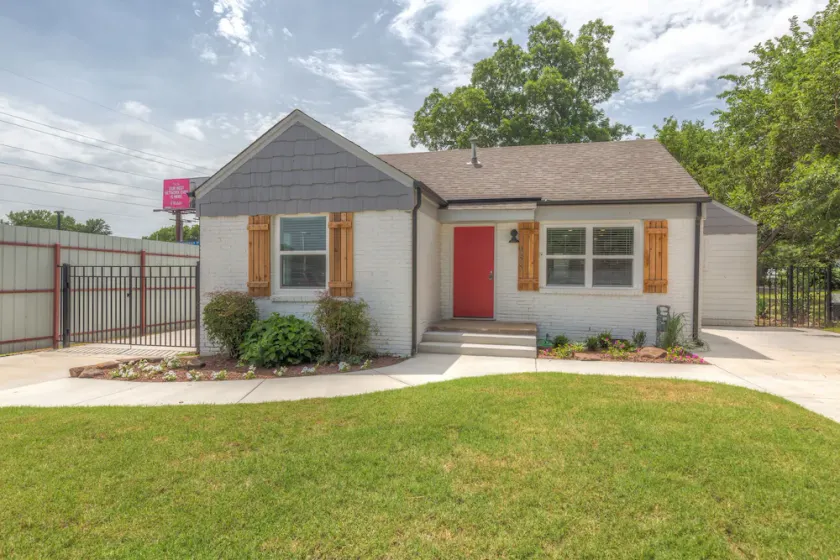 Expo Center/Fairgrounds, 3 bedrooms, 3 full bathrooms. On Old Route 66 - Image 1