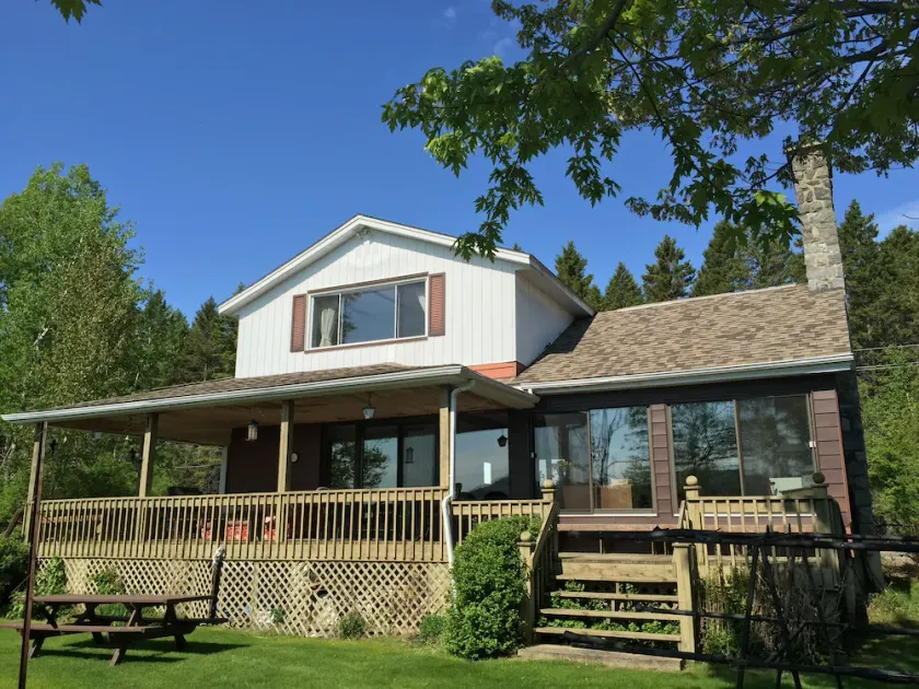 The cottage is bordering Lac Ouimet.  5 minutes from Mont-Tremblant Village - Image 1