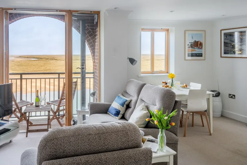 Diese ausgezeichnete Wohnung verfügt über eine der besten Aussichten in Wells-next-the-Sea. Es verfügt über einen offenen Wohnraum mit Französisch Türen, die auf einen super kleinen Balkon führen, und ein zweites Fenster mit freiem Blick auf den Hafen,... - Image 1