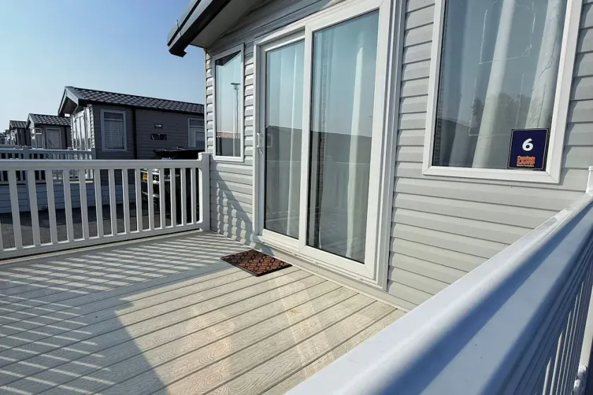3-bed - Sleeps 6 - Parking - Balcony - Image 1