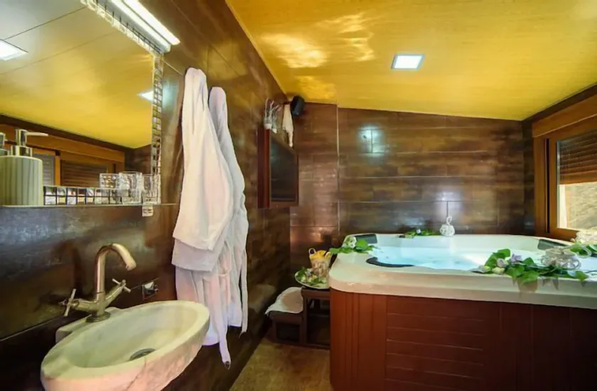 Romantisk Landlig Cottage med JACUZZI Privat til 2 personer. C. BACKWARDS - Image 1