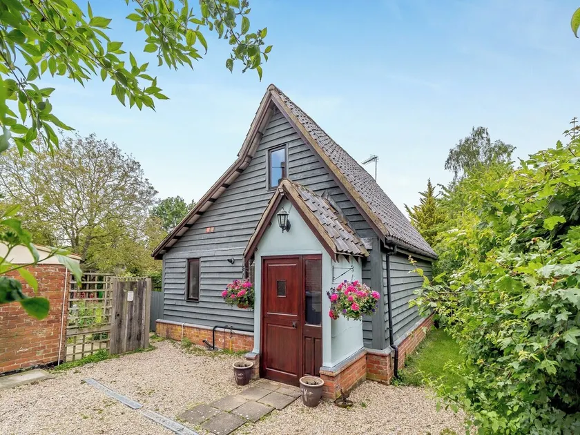 2 bedroom accommodation in Woodbridge - Image 1