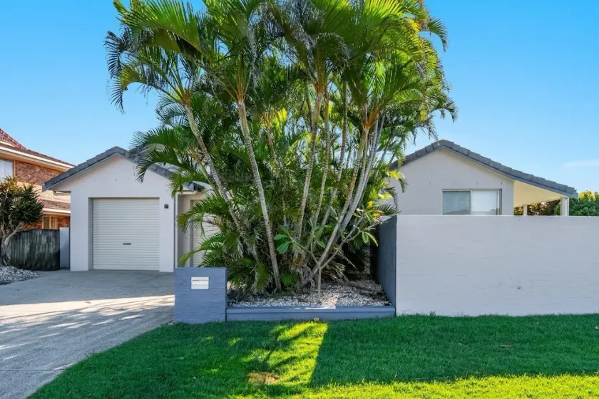 Beachside living takes a smart & stylish turn with this well appointed apartment - Image 1