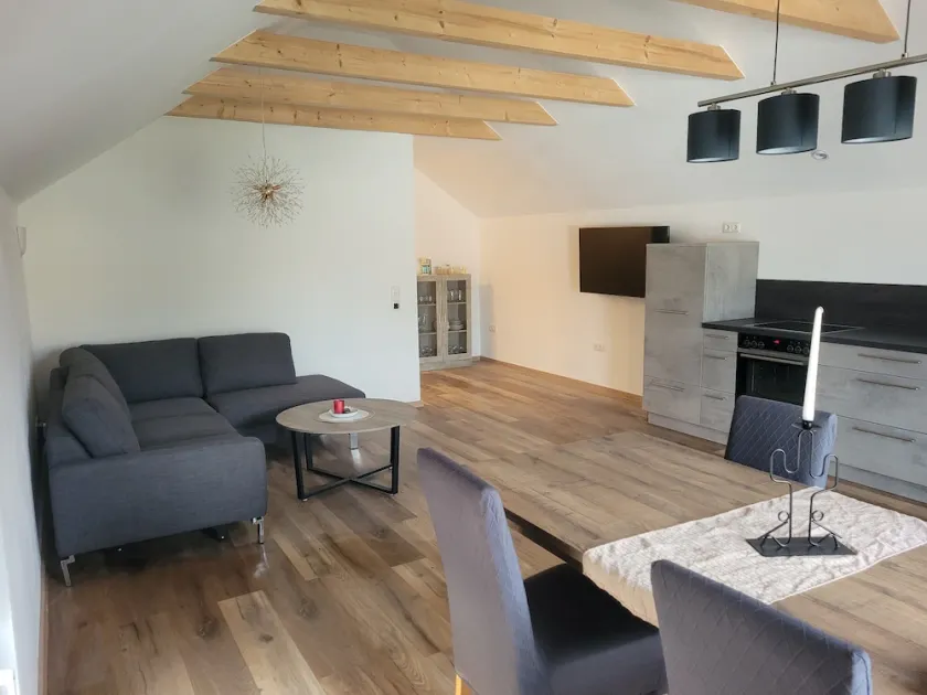 Vacation in lavishly renovated top floor apartment - Image 1