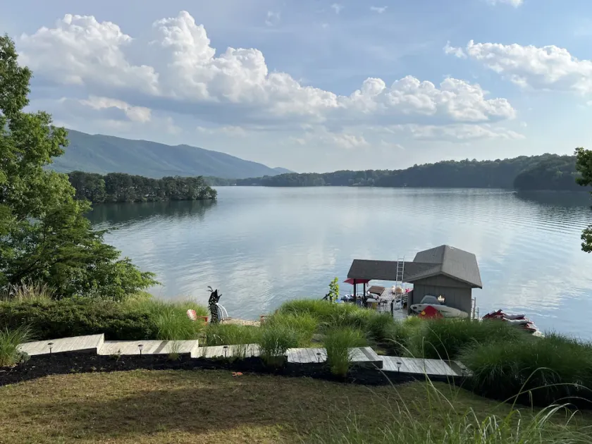 Waterfront Home w / Gorgeous Mountain Views!  13 sovepladser! Perfekt til familier! - Image 1
