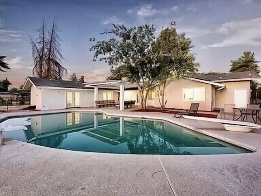 Large 2 Master Bedrooms total 4 bedroom 3 bath, family friendly house with AC - Image 1