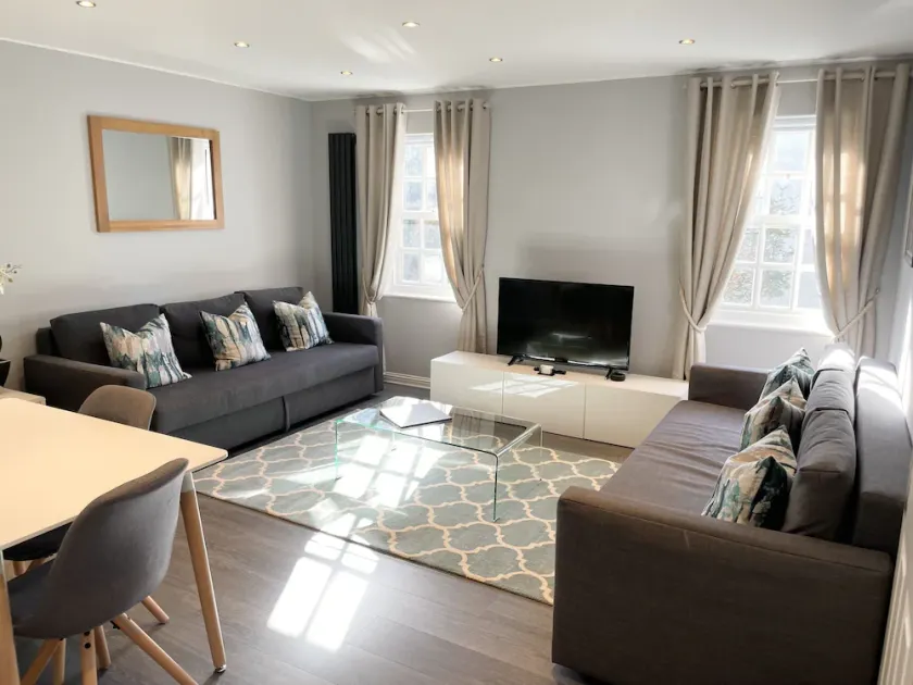 Spacious and stylish city centre apartment - Image 1
