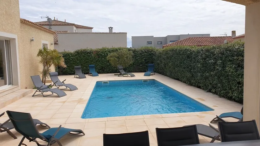 Villa Avec Piscine Privée et Salle de Jeux Proche des Plages - Image 1