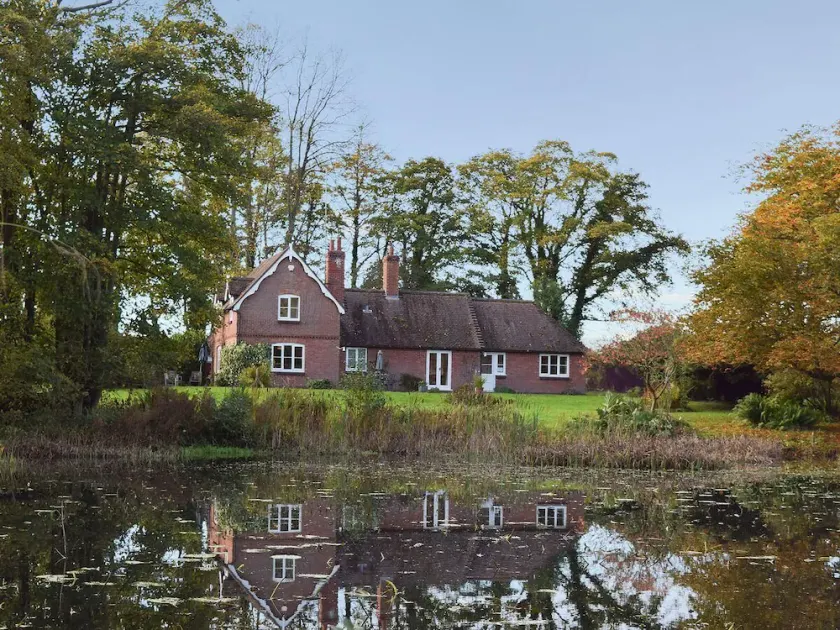 Lakeside Country Cottage - Image 1