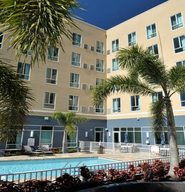 Studio | Free Daily Breakfast , Pool + Gym Access - Image 1