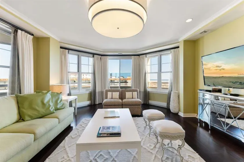 Residence 411 At The Grand - Image 1