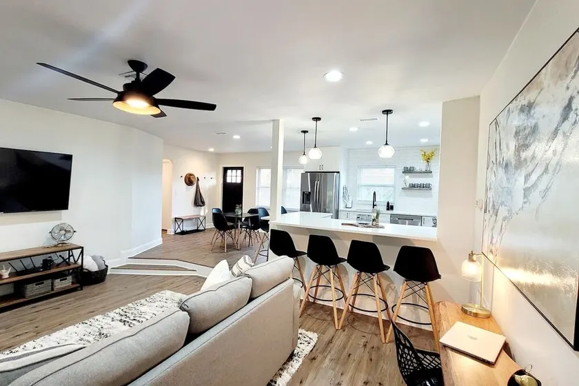 Twin Palms Oasis | King Suites, Florida Room & Near Gulf Beaches - Image 1