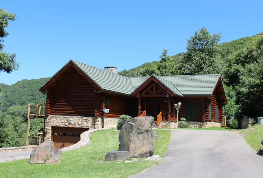 PICTURE PERFECT! Luksuriøs Log Home w / Mtn Visninger, WIFI, Gas F / P & poolbord! - Image 1