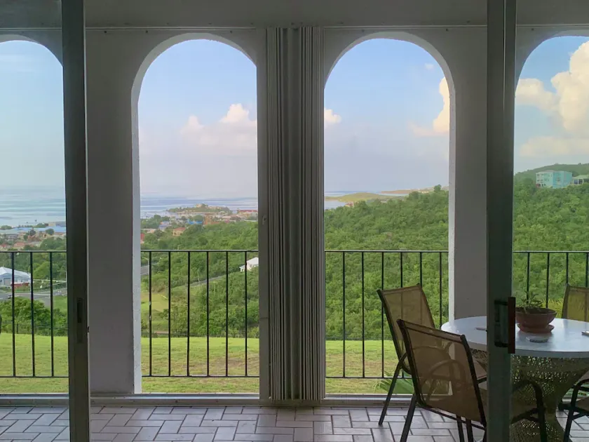 Hilltop Haven- great views, great location! - Image 1