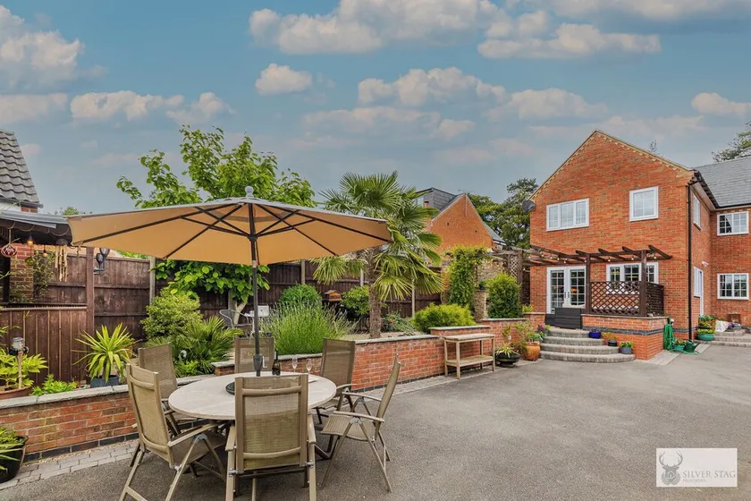 Silver Stag Properties Large 4 bed Property - Image 1