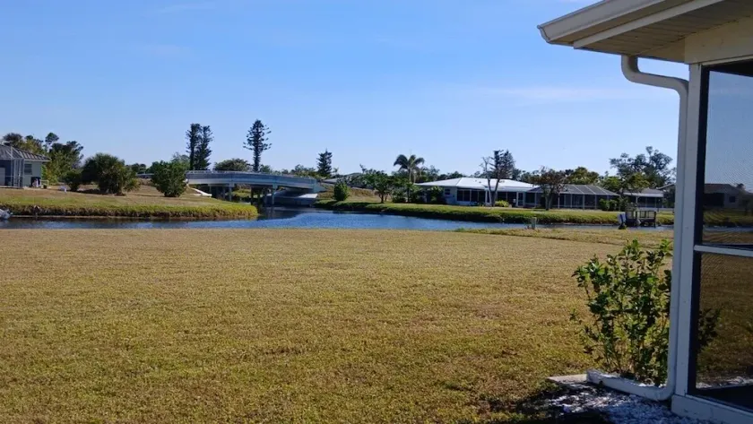 2/2 Private furnished remodeled canalfront - Image 1