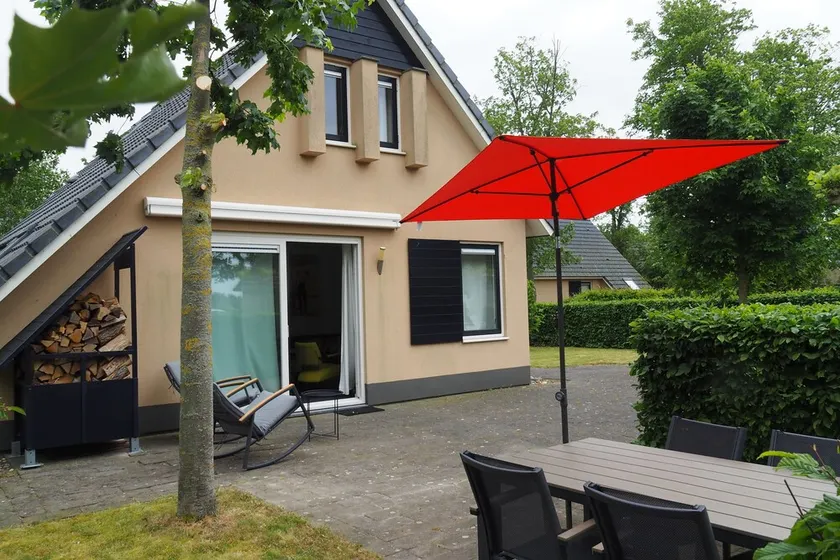 Detached house with fully fenced garden and lots of privacy - Image 1
