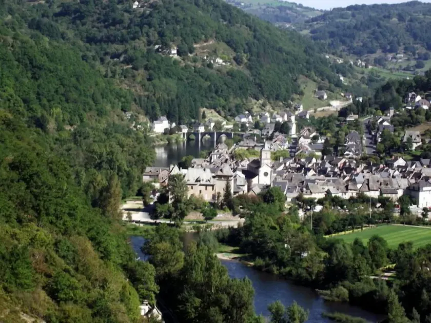 Gîte de charme avec vue sur la rivière Truyère et le pont du 14ème siècle. - Image 1