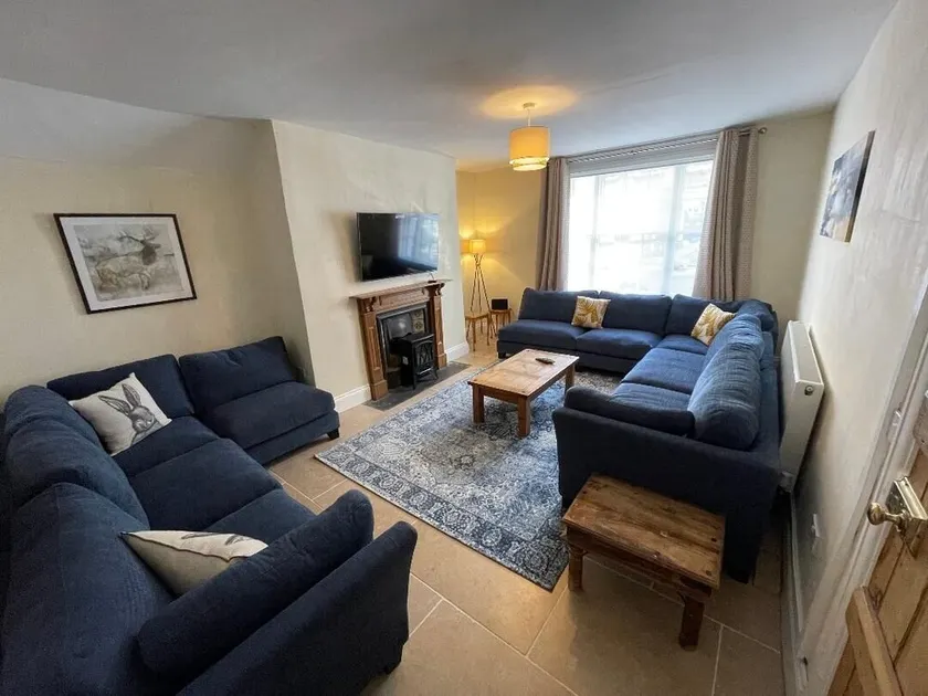 Spacious character holiday cottage property near town Centre - Image 1