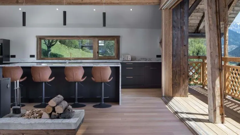 Luxury rennovated farmhouse with stunning views and hottub - Image 1