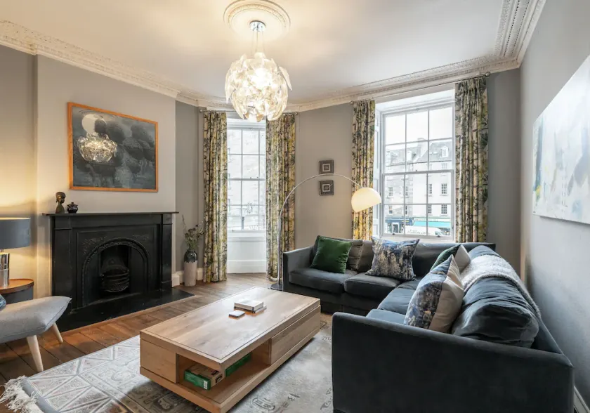 Fabulous two-bedroom apartment located in the heart of the city. Sleeps 4. - Image 1