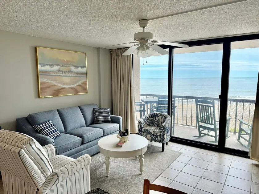 Vues spectaculaires sur l'océan et superbe décor de plage! - Image 1