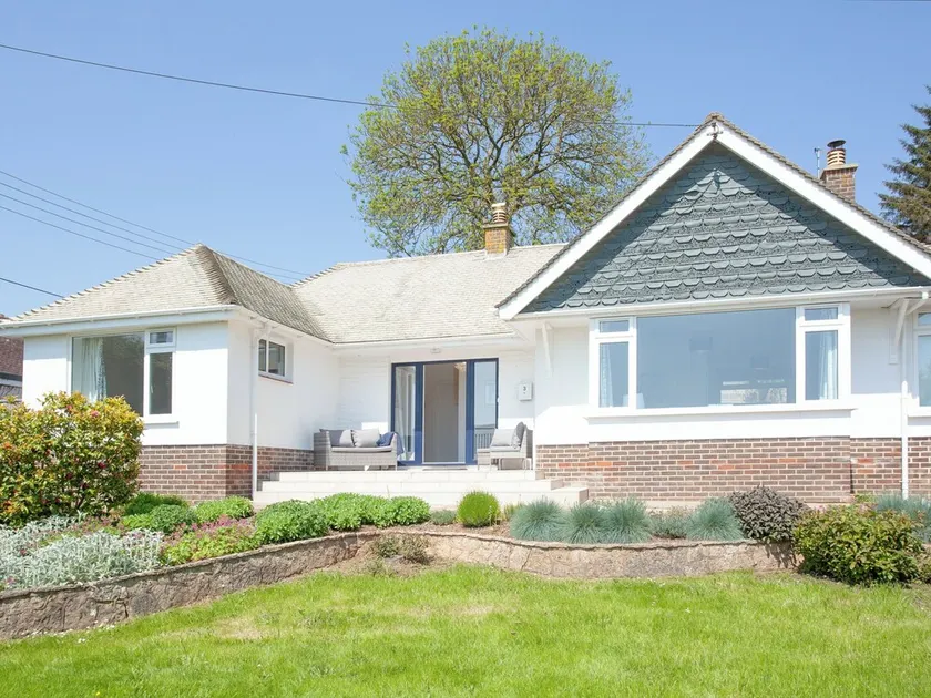 2 bedroom accommodation in Sidmouth - Image 1