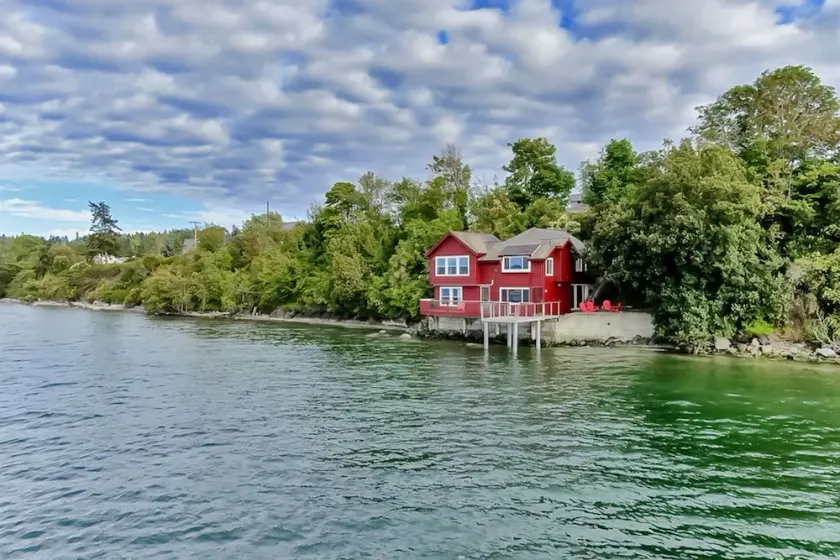 Waterfront Family Friendly Home with Bay Views Firepit Deck & Fireplace - Image 1