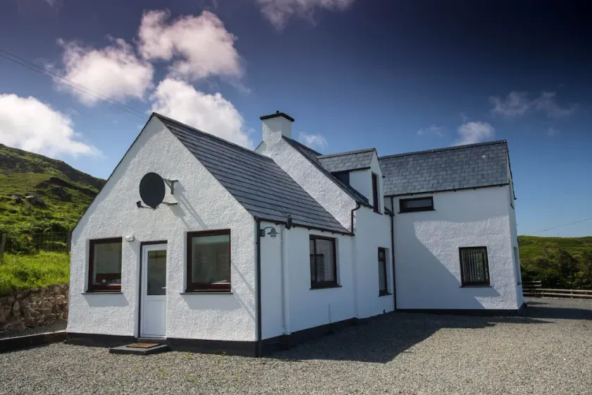 Beautiful & warm family home in stunning location. Close to great hiking trails. - Image 1