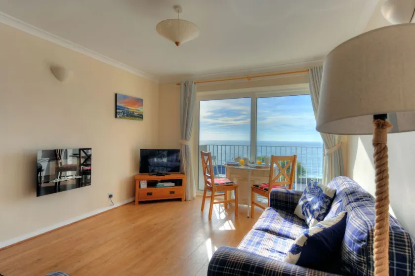 6 BAY VIEW COURT, family friendly in Lyme Regis - Image 1