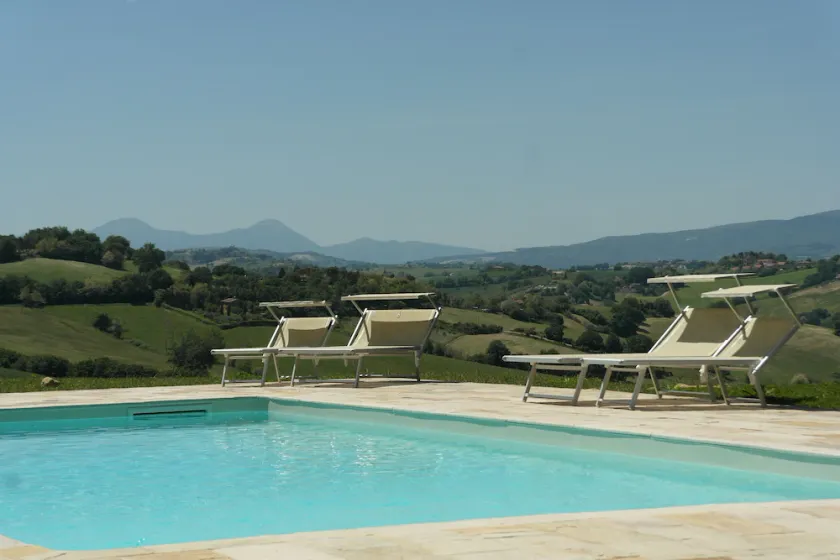 Appartamento di lusso con piscina in posizione da sogno in riva al mare, con vista mozzafiato - Image 1