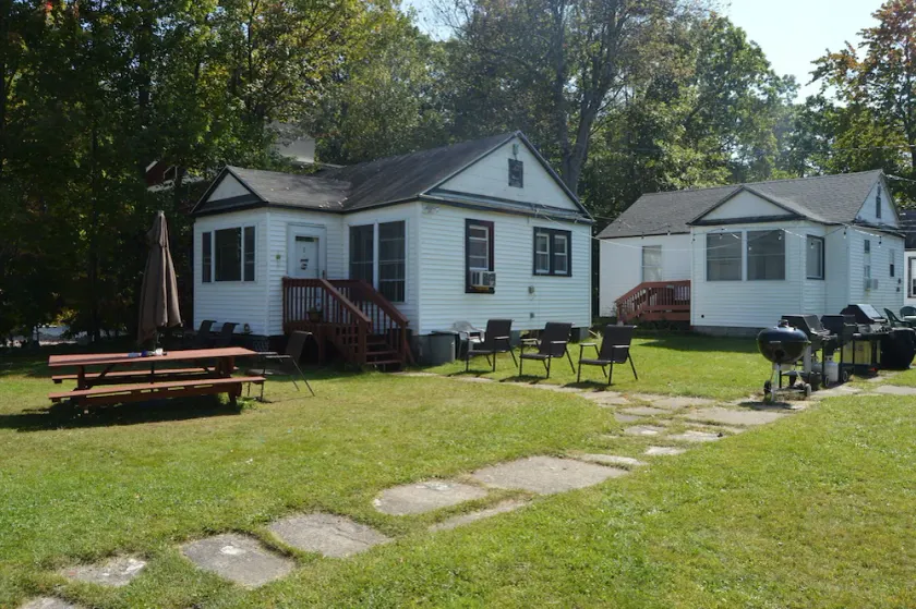 Charming Lakefront Cottages with private lake access. - Image 1