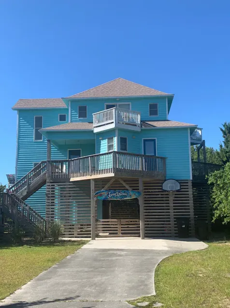 Soundside, 5 min walk to the beach, 6 private decks, shared pool and pickleball - Image 1