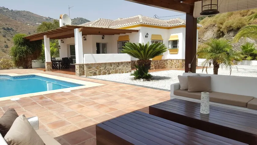 Moderne Villa in ruhiger Lage mit privatem Pool, Panoramablick und WiFi - Image 1