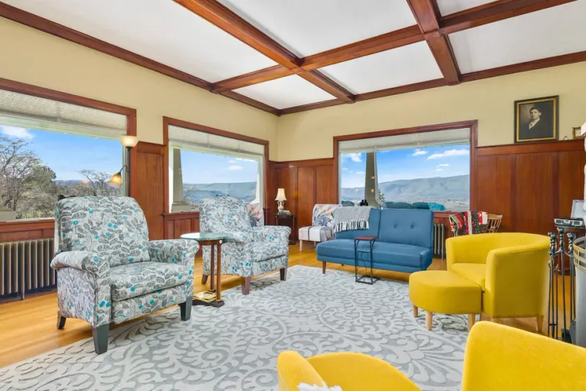 Expansive Panoramic View of Columbia Gorge, Enormous Deck and Seating, BBQ, Billiards, Darts, Games - Image 1