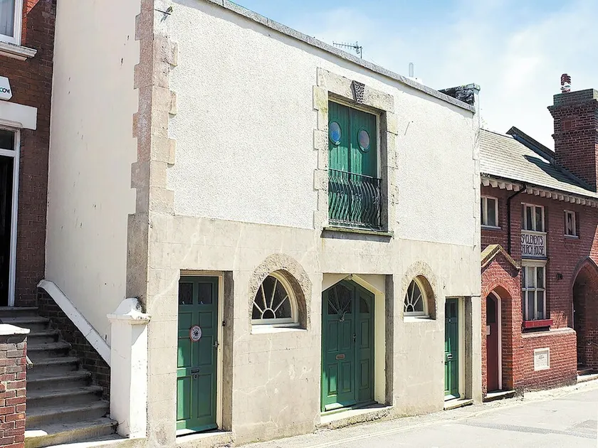 2 bedroom accommodation in Hastings - Image 1