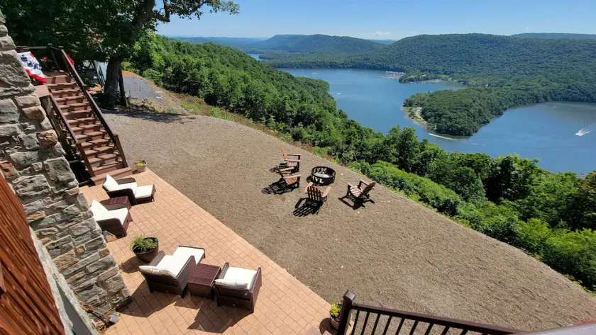 Exquisite home overlooking Lake Raystown Resort and minutes to the water ! - Image 1