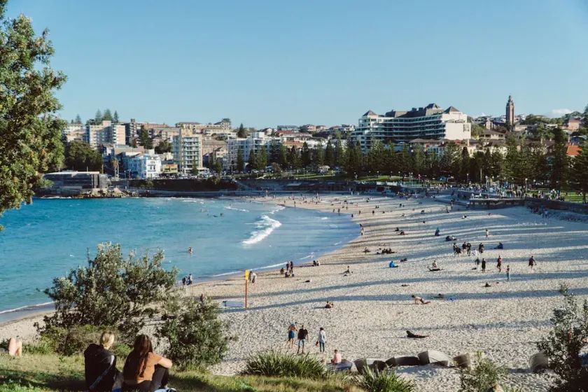 Stylish 2-Bed Apartment with BBQ Patio Near Beach - Image 1