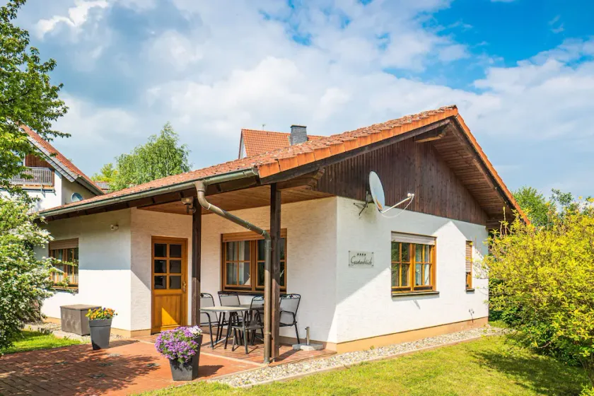 Vacation home garden view - Image 1